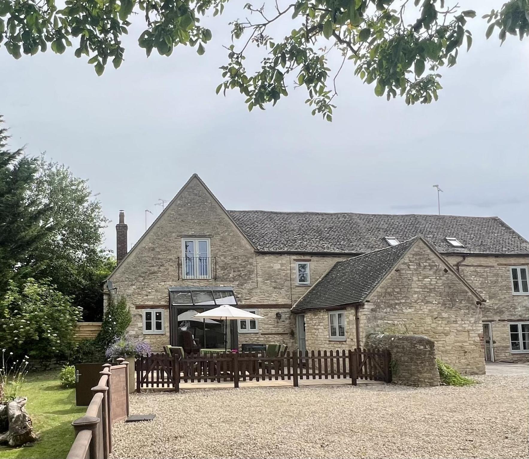 The Old Coach House Villa Witney Buitenkant foto